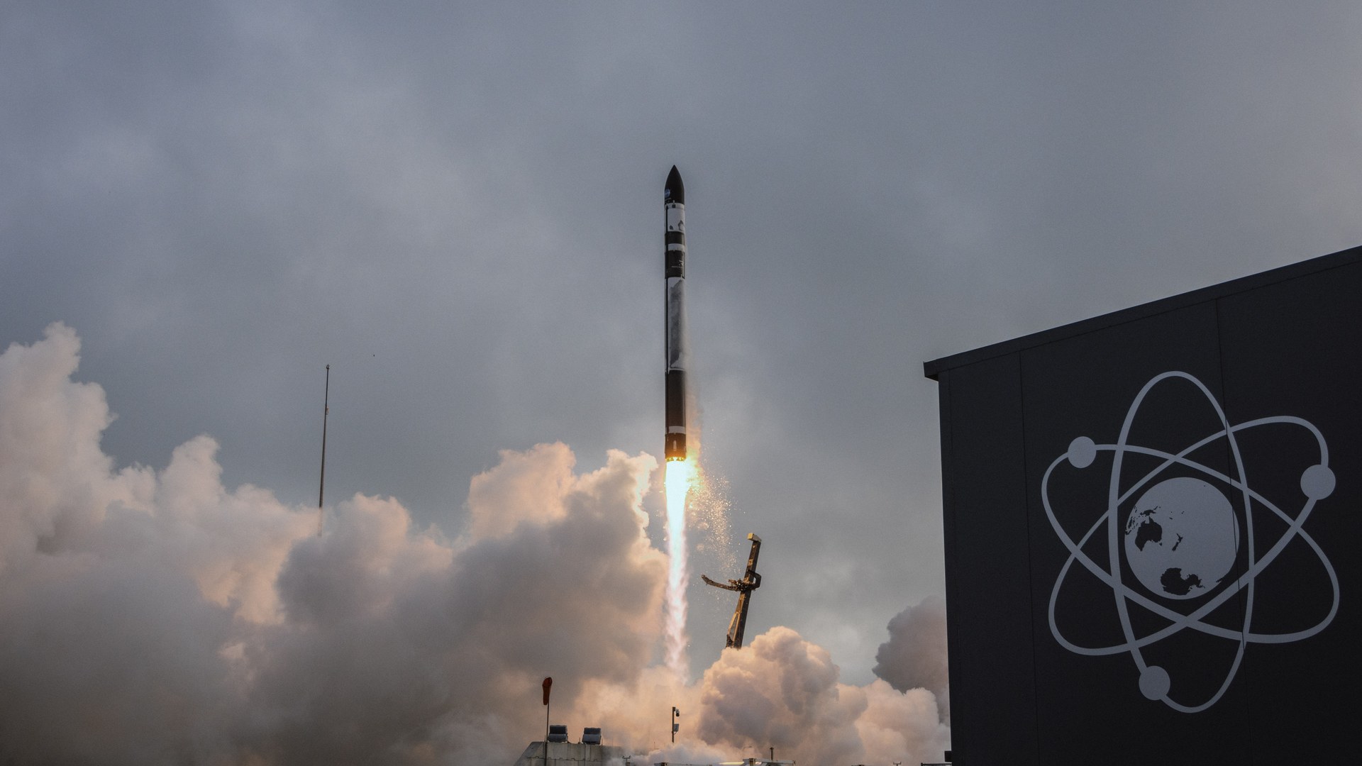 A Rocket Lab Electron small-lift orbital rocket lifting off from Launch Complex 1 in Mahia, New Zealand, trailing its exhaust plume - the class of small-satellite mission behind the 20-launch Synspective contract. Photo: NASA Kennedy Space Center / Rocket Lab, public domain, via Wikimedia Commons.